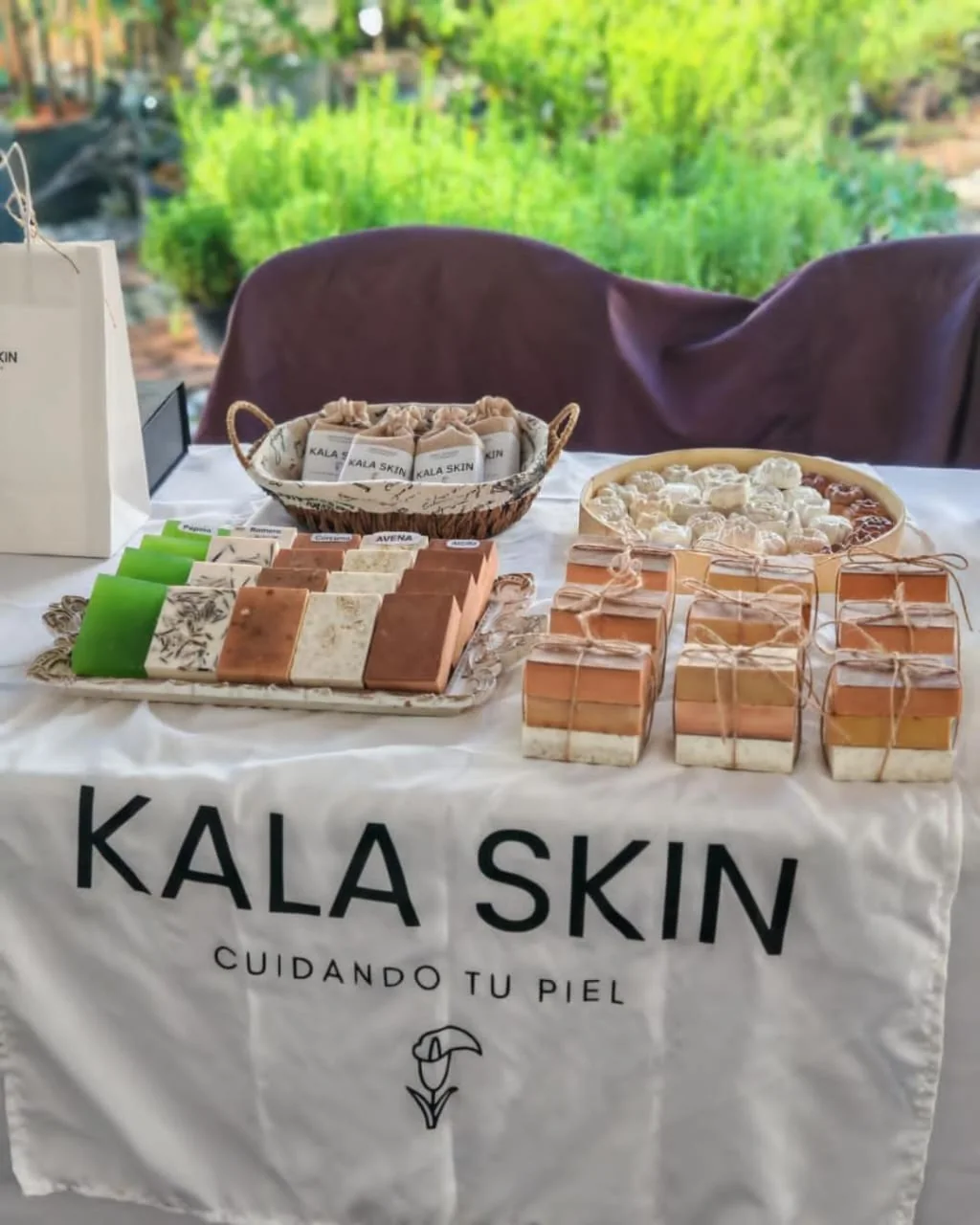 Mesa de exhibición de Kala Skin